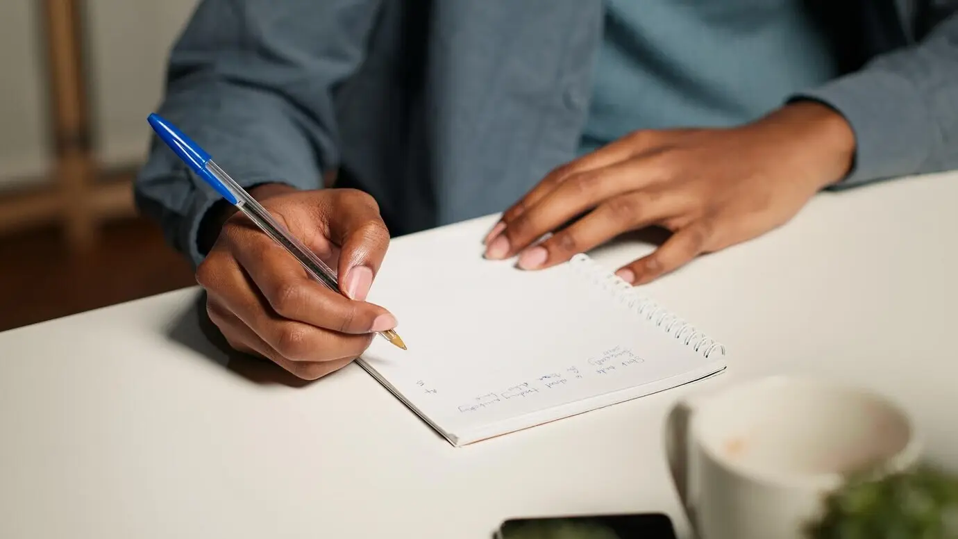 Konzentrierte, selbstständige erwachsene Person, die zu Hause datengetriebene Themen recherchiert.