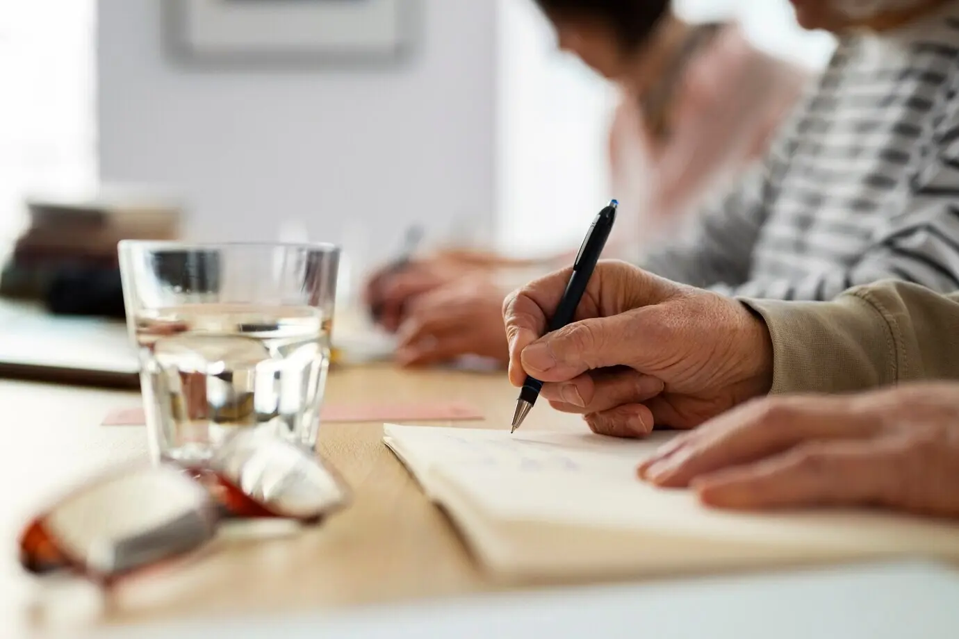 Seitenansicht von Personen, die im Klassenzimmer lernen.