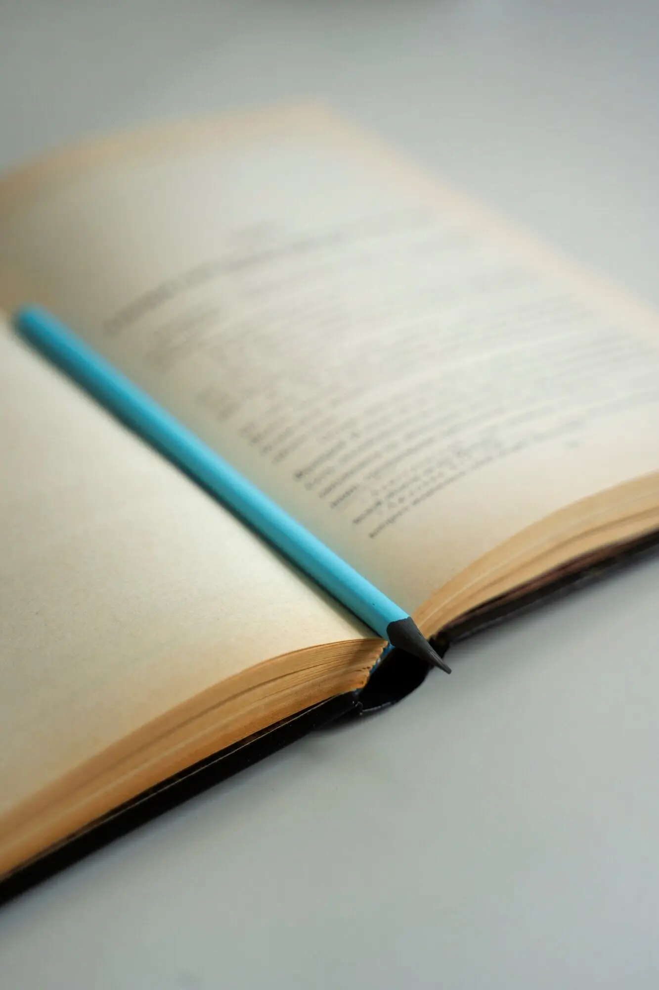 Draufsicht auf ein Buch mit Bleistift auf einem Tisch
