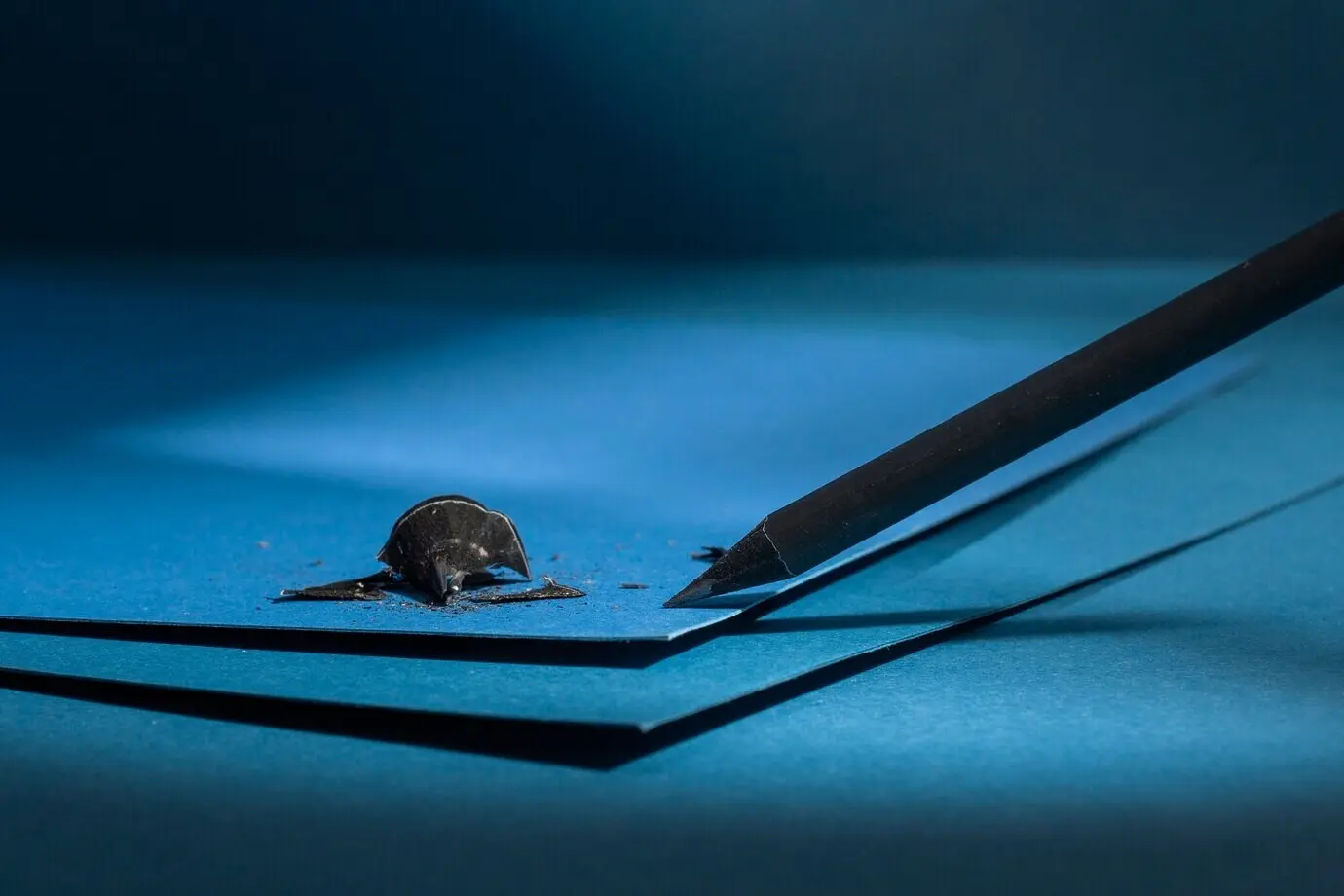 Blick auf natürliche Holzkohle in unterschiedlichen Formen